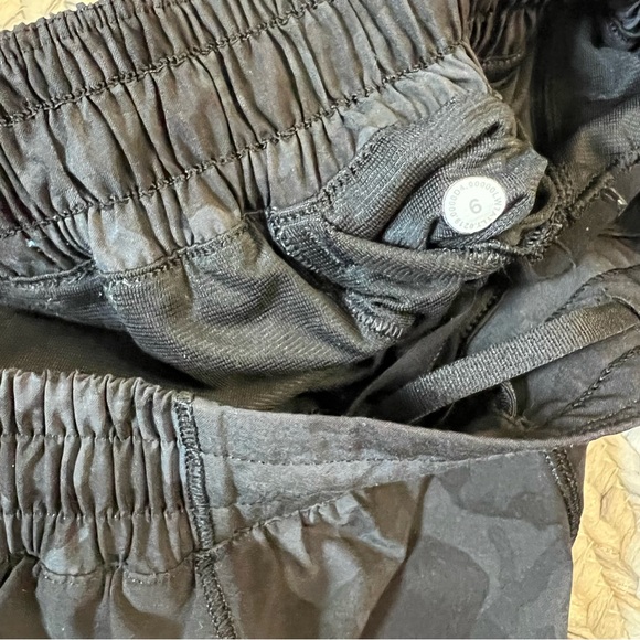 Lululemon hotty hot shorts - black camo - size 6 - Picture 5 of 5